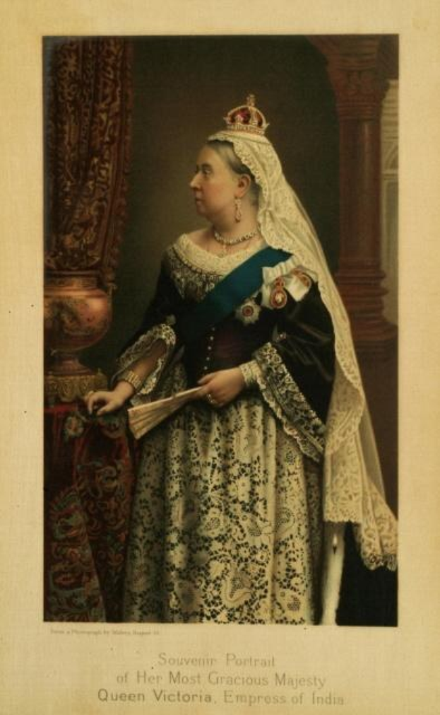 Schwarz-weiß-Fotografie von Königin Victoria, Kaiserin von Indien, in prunkvollem Gewand mit einer Krone, die vor einer Säule und einem Vorhang steht, mit Text unten, der "Souvenir-Porträt Ihrer allergnädigsten Majestät" lautet.