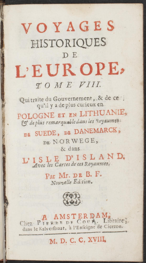 Ein aufgeschlagenes altes Buch mit dem Titel "Voyages Historiques de l'Europe, Tome VIII" und einer Seite mit klassischem Schrifttext, der von einem dekorativen Rahmen umgeben ist.