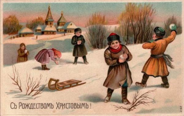 Kinder beim Spielen im Schnee mit einem Schlitten, umgeben von Pflanzen, Bäumen und Häusern, mit dem Text "Russische Weihnachtskarte" unten.