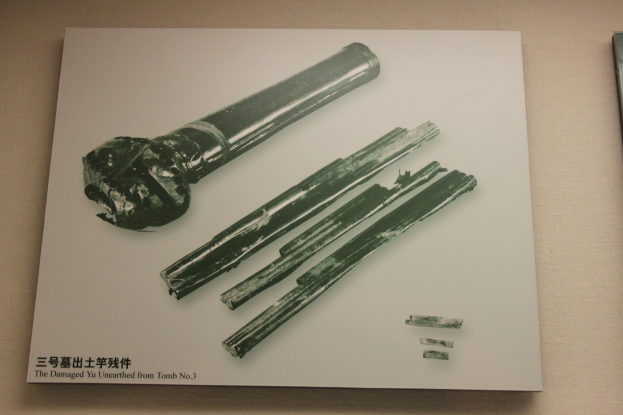 Ein Tisch mit einem Buch, das ein Bild einer Schusswaffe und Text zeigt, wahrscheinlich beschreibt es die Waffe.