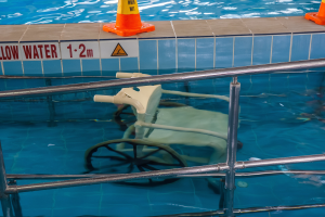 Schwimmmeister verlangen Bronze-Vorgabe für Minderjährige in ßtlichen Schwimmbädern