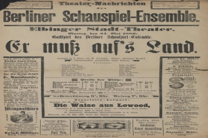 Schwarze und weiße Zeitungsanzeige für das Berliner Schauspiel-Ensemble aus dem Jahr 1866, die einen Mann in Anzug und Krawatte mit Text zeigt, der das Ereignis beschreibt.