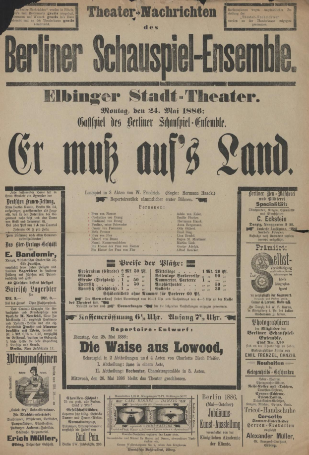 Schwarze und weiße Zeitungsanzeige für das Berliner Schauspiel-Ensemble aus dem Jahr 1866, die einen Mann in Anzug und Krawatte mit Text zeigt, der das Ereignis beschreibt.