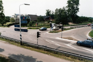 POL-REK: 250828-2: Fahrer verliert Kontrolle im Kreisverkehr nach angeblichem Rennen