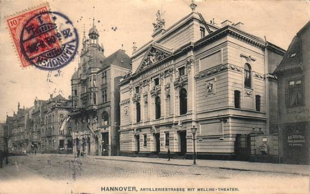 Schwarz-weiß-Postkarte einer Stadtstraße in Hannover, Deutschland, mit Gebäuden, Straßenmasten, Lampen, Fußgängern und Himmel, mit Postmarke und Text unten.