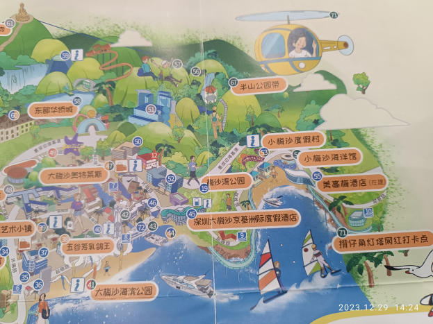 Eine bunte Karte eines Parks mit verschiedenen Attraktionen wie Bäume, Gebäude, Wasser, Boote, Menschen, Hubschrauber und andere Objekte, einschließlich Text, der wahrscheinlich Park-Informationen enthält.