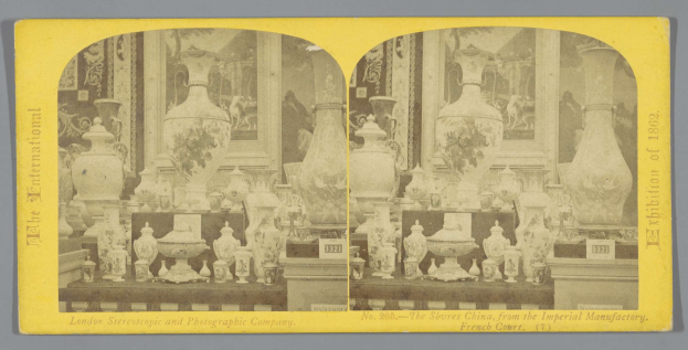 Schwarzes und weißes Foto eines Raums, der zahlreiche Vasen und dekorative Gegenstände aus der Imperial Factory in London zeigt, die in einer Collage mit Text unten angeordnet sind.