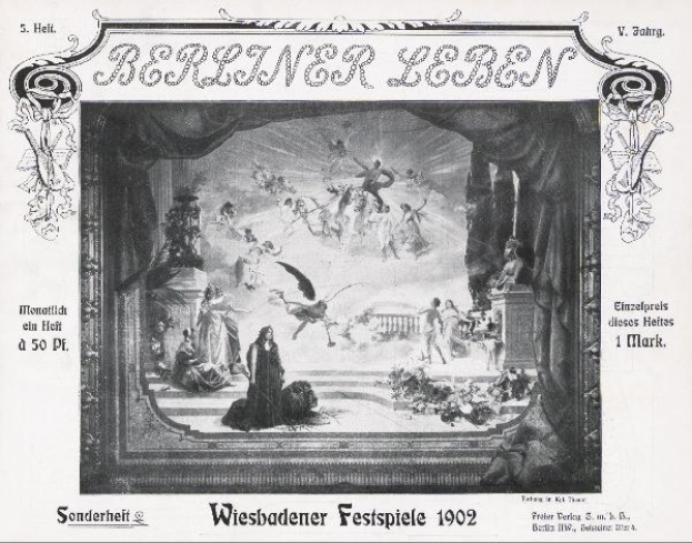 Schwarz-weiß-Foto einer Bühne von den 1902er Wiesbadener Festspielen, das Darsteller in traditioneller deutscher Tracht und ein klatschendes Publikum im Hintergrund zeigt.