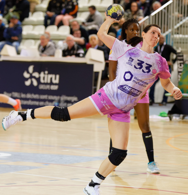 Eine Gruppe von Frauen, die Handball auf einem Feld während der Futsal-Weltmeisterschaft 2019 in Paris, Frankreich, spielen, mit Zuschauern im Hintergrund.