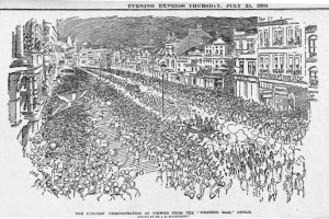 Schwarze und weiße Zeichnung einer Menge, die eine Straße zwischen Gebäuden entlang geht, mit Text oben und unten, der "Die Unionistendemonstration aus der Sicht des Western Mail Office" lautet.