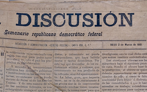 Ein vergilbtes, leicht zerknittertes Zeitungsblatt mit der schwarzen Schrift 'Diskussion' und der Schlagzeile 'Semanario Repúblicano Democrático Federal'.