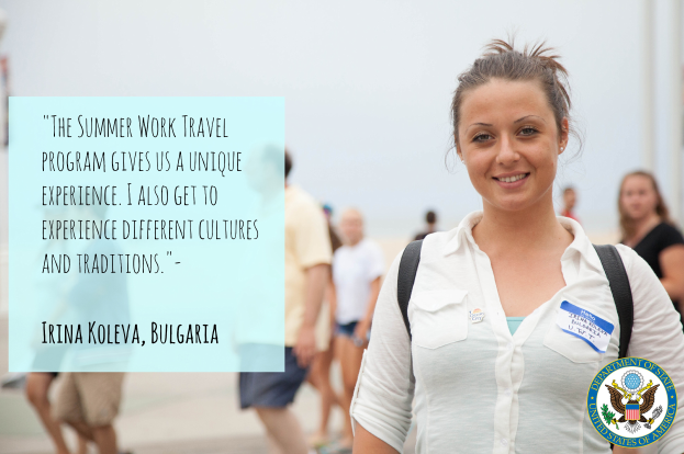 Eine Frau mit Rucksack lächelt, während sie mit einer Gruppe von Menschen geht, mit Text auf der linken Seite des Bildes, der besagt: "Das Sommerarbeit-Reiseprogramm gibt uns eine einzigartige Erfahrung, ich erlebe auch verschiedene Kulturen und Traditionen - Irina Koleva, Bulgarien."